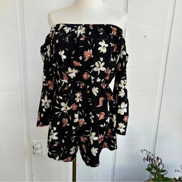 Women’s Black Floral All Over Print Bell Sleeve Off The Shoulder Romper Dress - Picture 3 of 7